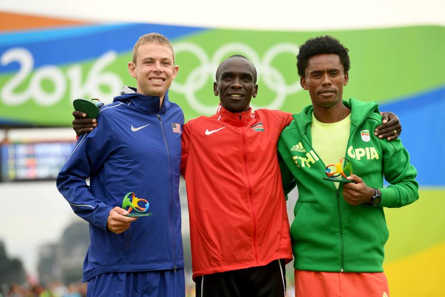 Lilesa con l&#39;oro olimpico, il keniano Kipchoge, e il bronzo, lo statunitense Rupp. Getty 